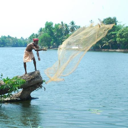 Готель Triveny River Palace Alappuzha Екстер'єр фото