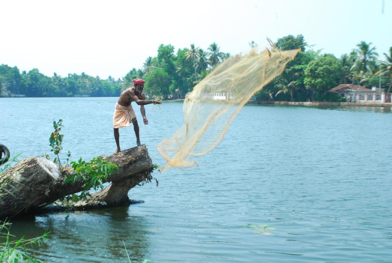 Готель Triveny River Palace Alappuzha Екстер'єр фото