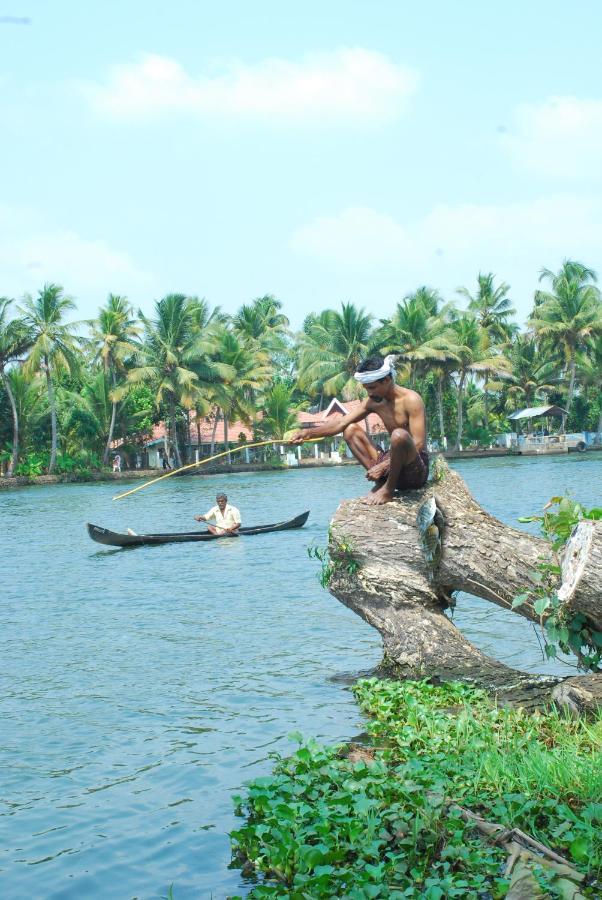 Готель Triveny River Palace Alappuzha Екстер'єр фото