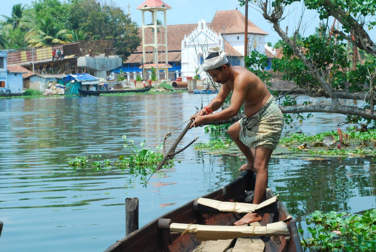 Готель Triveny River Palace Alappuzha Екстер'єр фото