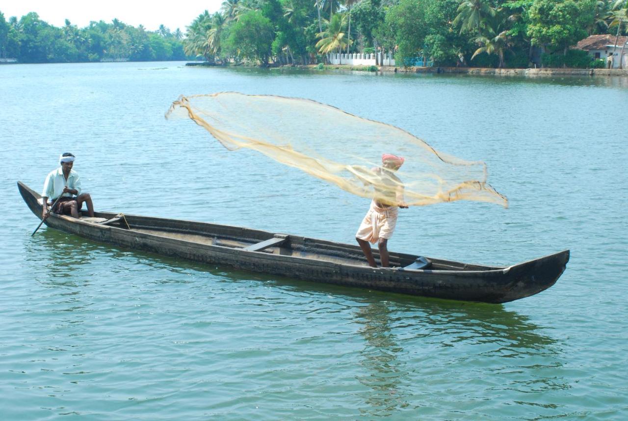 Готель Triveny River Palace Alappuzha Екстер'єр фото