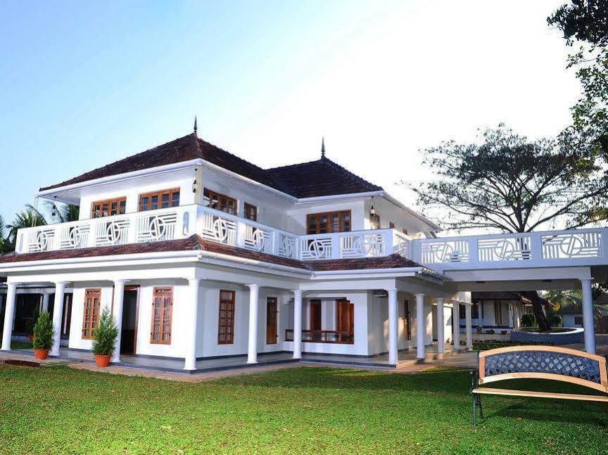 Готель Triveny River Palace Alappuzha Екстер'єр фото