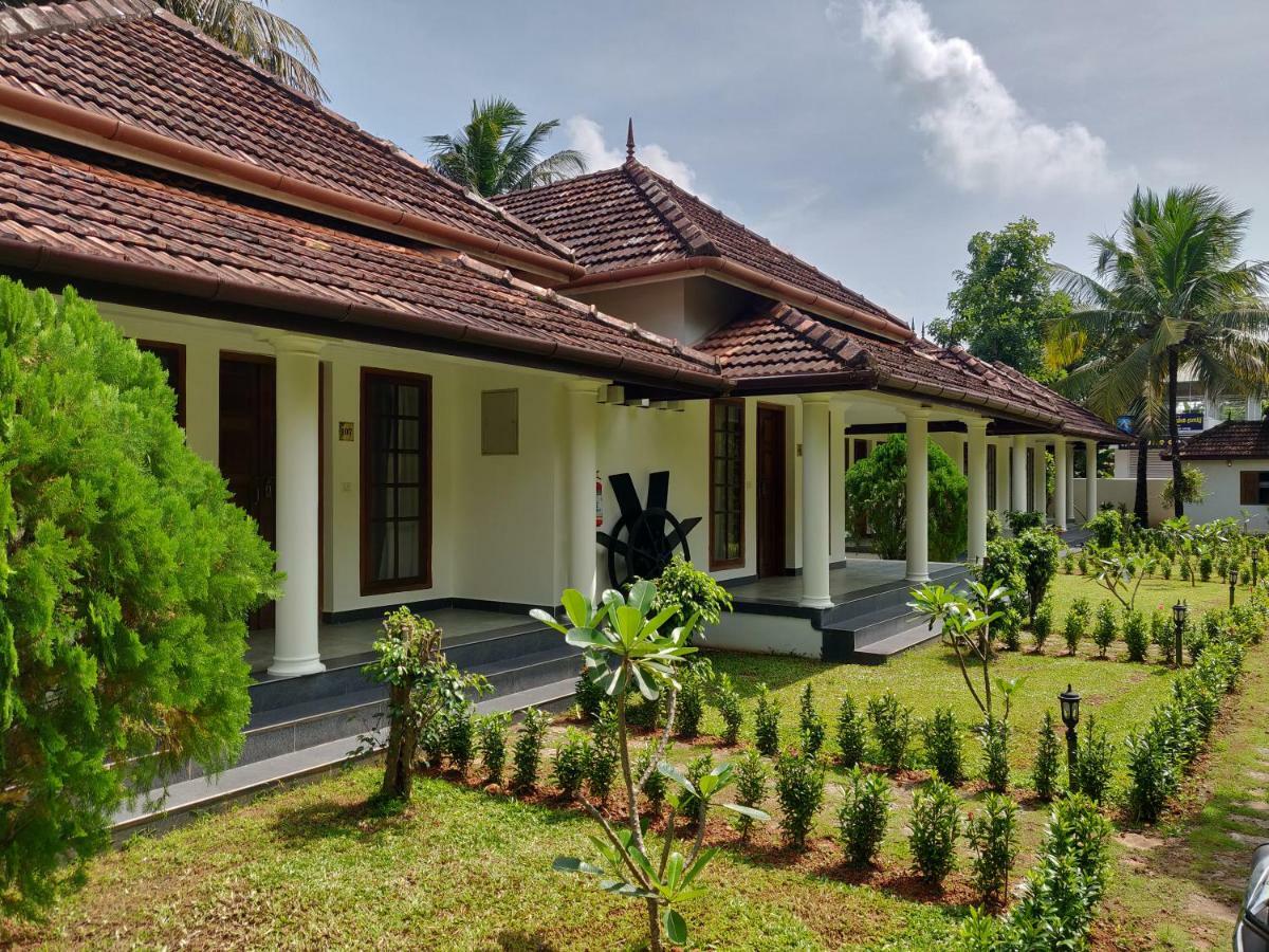 Готель Triveny River Palace Alappuzha Екстер'єр фото
