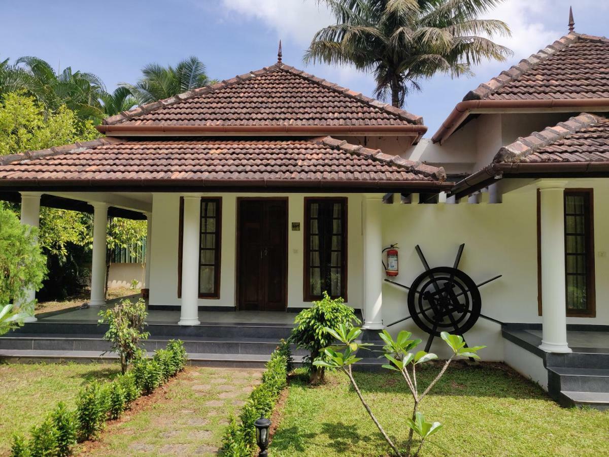 Готель Triveny River Palace Alappuzha Екстер'єр фото