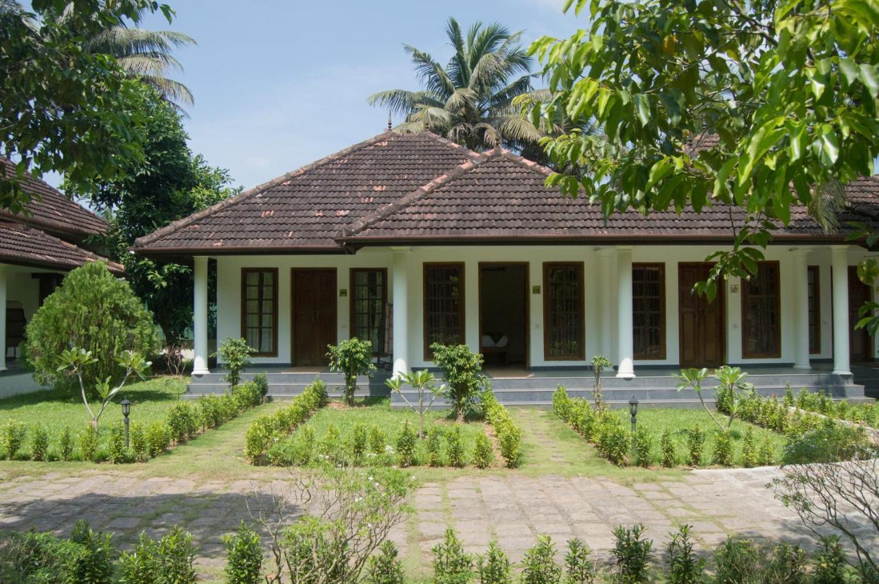 Готель Triveny River Palace Alappuzha Екстер'єр фото
