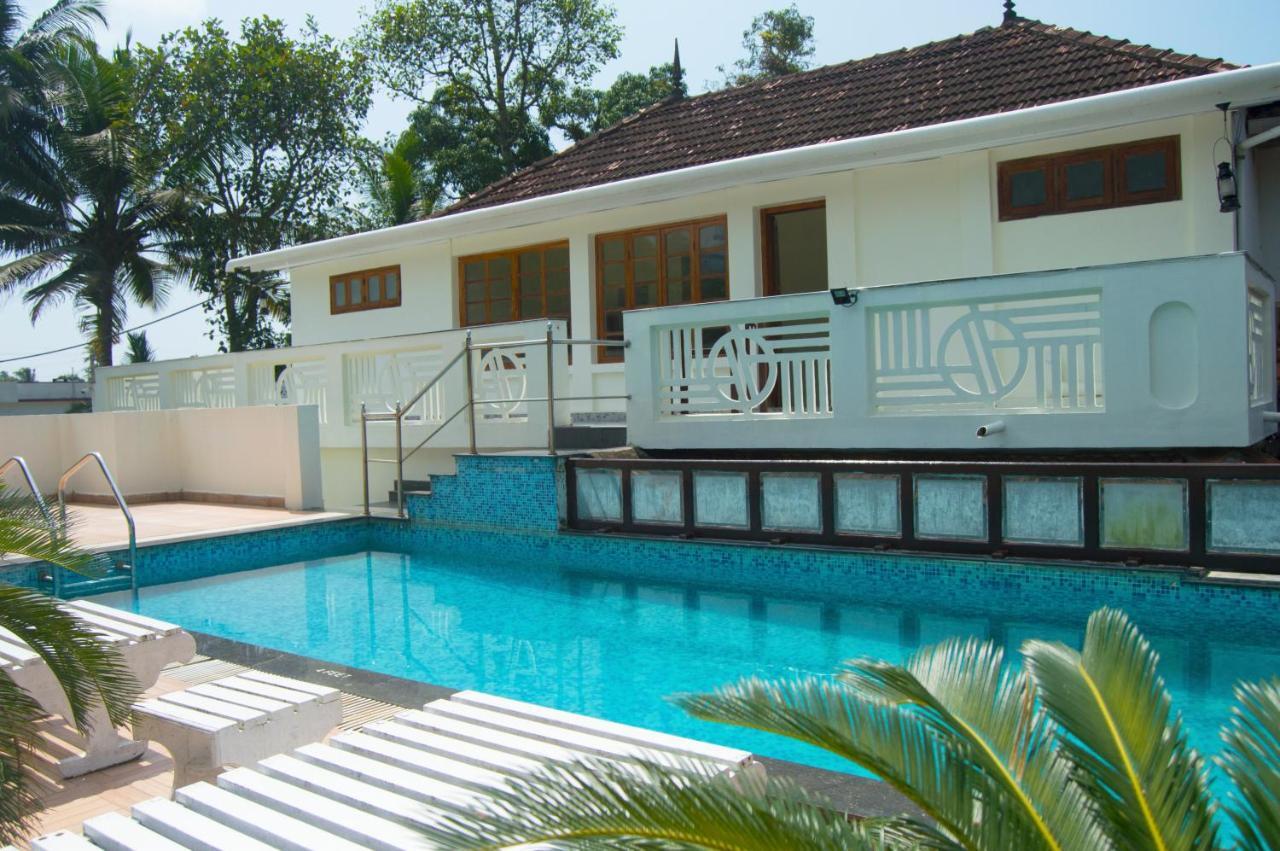 Готель Triveny River Palace Alappuzha Екстер'єр фото