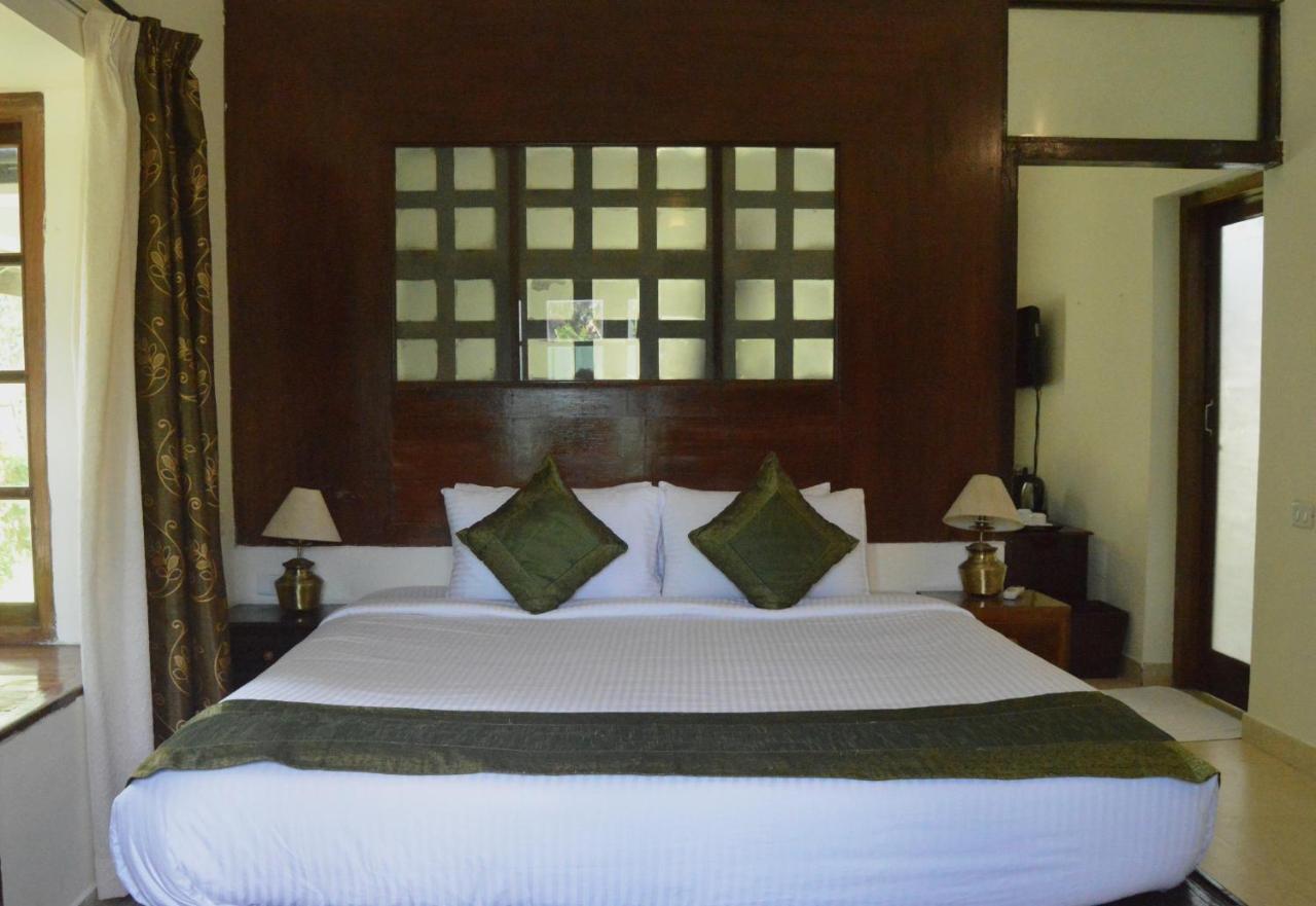 Готель Triveny River Palace Alappuzha Екстер'єр фото