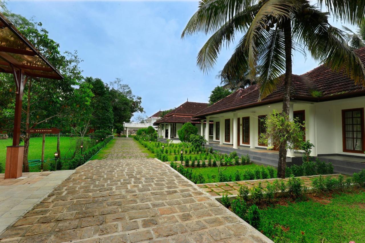 Готель Triveny River Palace Alappuzha Екстер'єр фото
