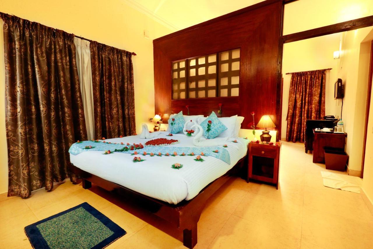 Готель Triveny River Palace Alappuzha Екстер'єр фото