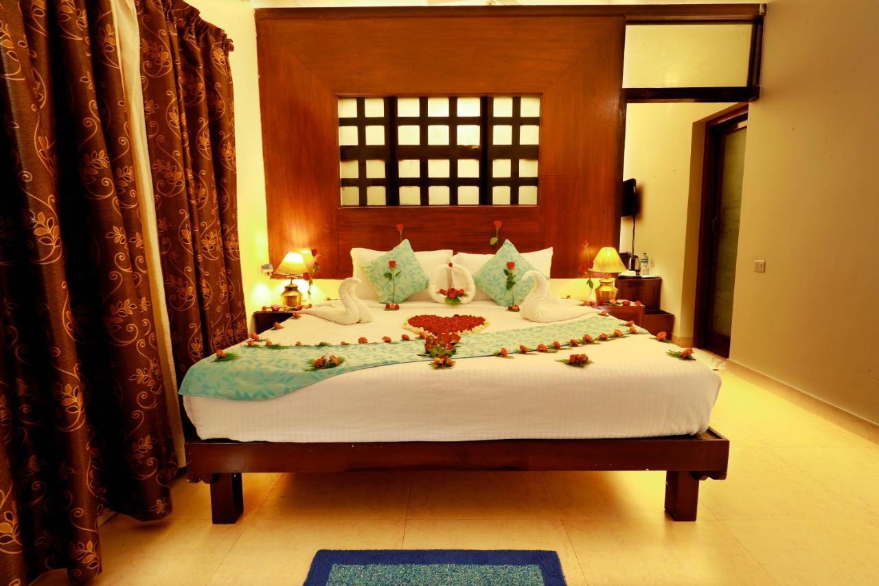 Готель Triveny River Palace Alappuzha Екстер'єр фото