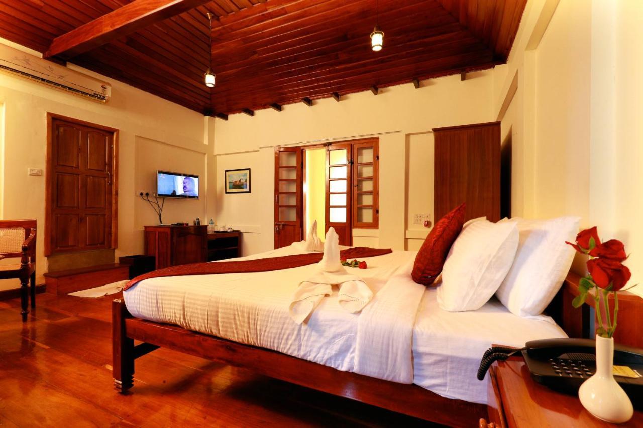 Готель Triveny River Palace Alappuzha Екстер'єр фото