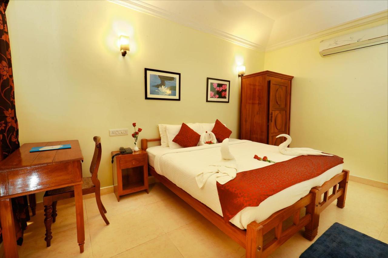 Готель Triveny River Palace Alappuzha Екстер'єр фото