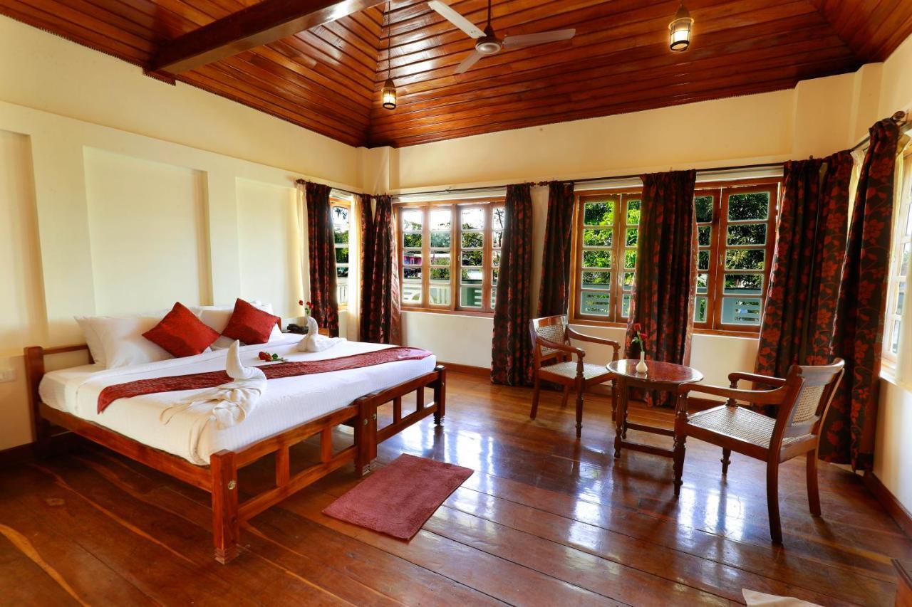 Готель Triveny River Palace Alappuzha Екстер'єр фото
