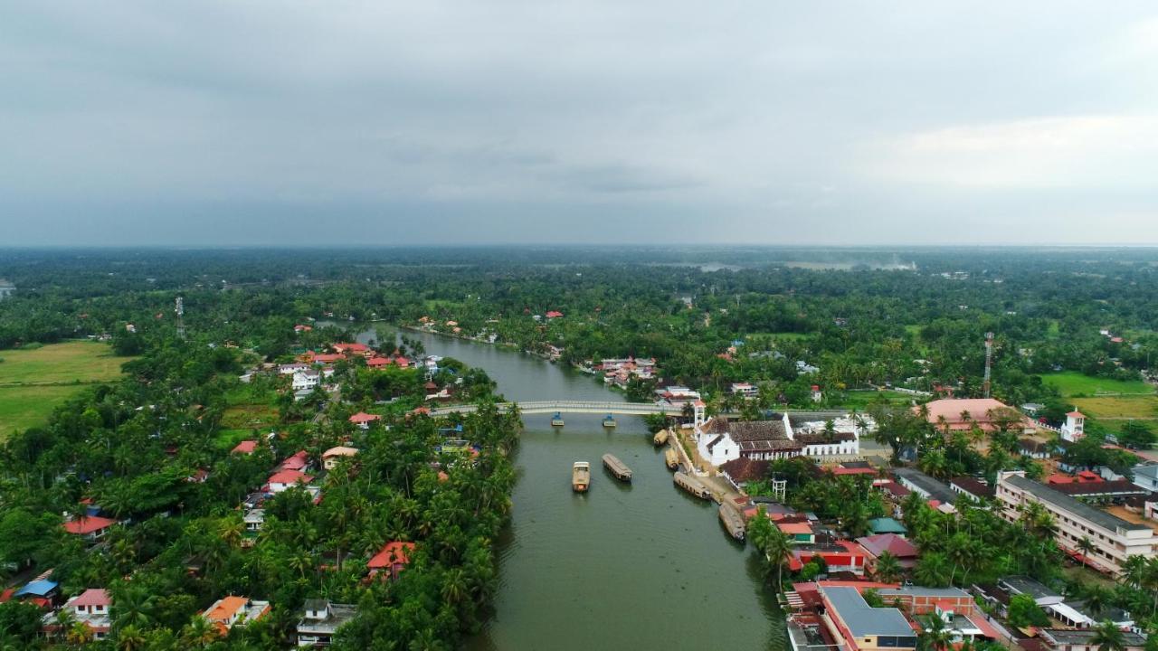 Готель Triveny River Palace Alappuzha Екстер'єр фото