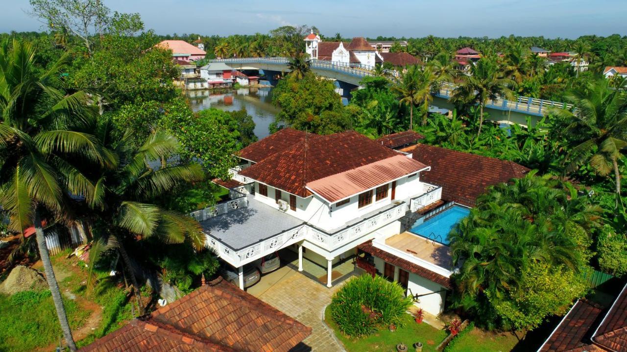 Готель Triveny River Palace Alappuzha Екстер'єр фото