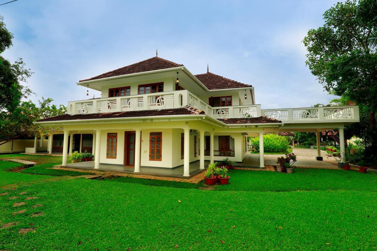 Готель Triveny River Palace Alappuzha Екстер'єр фото