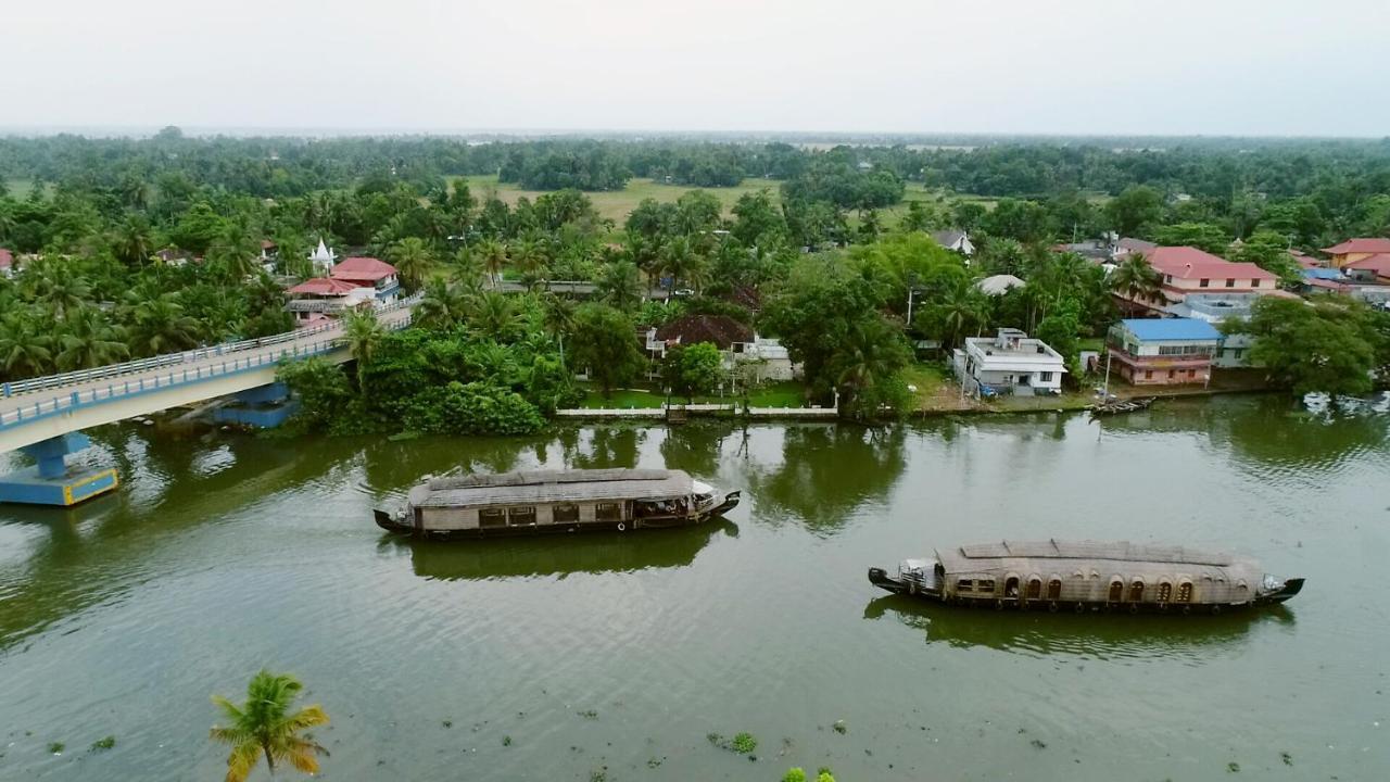 Готель Triveny River Palace Alappuzha Екстер'єр фото