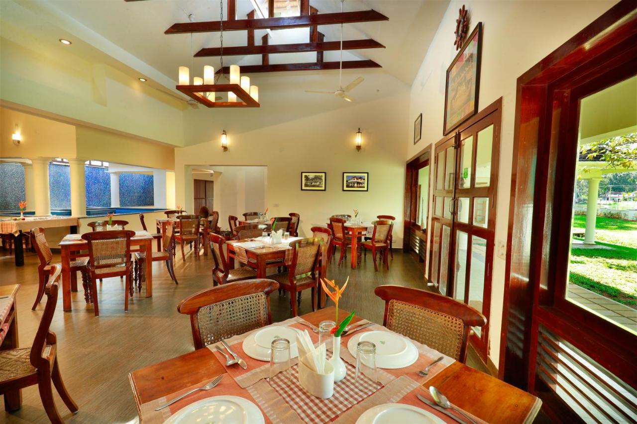 Готель Triveny River Palace Alappuzha Екстер'єр фото